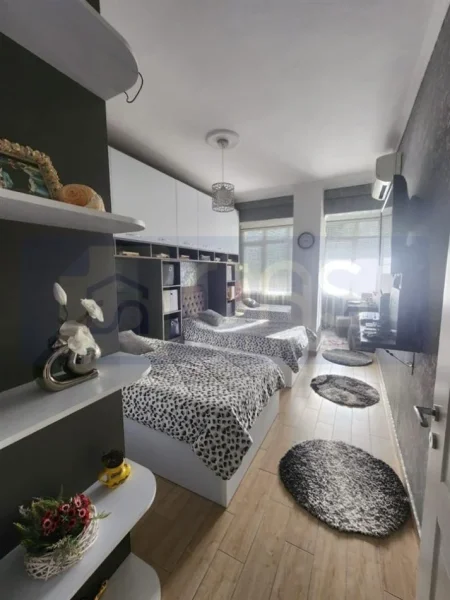 Tirane, jepet me qera apartament 2+1+Aneks+Ballkon Kati 1, 110 m² 450 € (Fresk , Pran kontaktit)