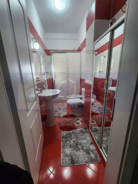 Tirane, jepet me qera apartament 2+1+Aneks+Ballkon Kati 1, 110 m² 450 € (Fresk , Pran kontaktit)