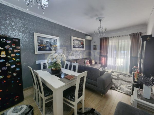 Tirane, jepet me qera apartament 2+1+Aneks+Ballkon Kati 1, 110 m² 450 € (Fresk , Pran kontaktit)