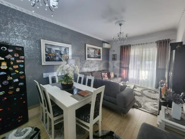 Tirane, jepet me qera apartament 2+1+Aneks+Ballkon Kati 1, 110 m² 450 € (Fresk , Pran kontaktit)