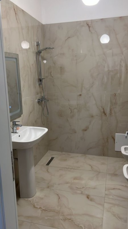 Tirane, jepet me qera zyre Kati 5, 101 m² 55.000 € (Rruga Karl Gega)