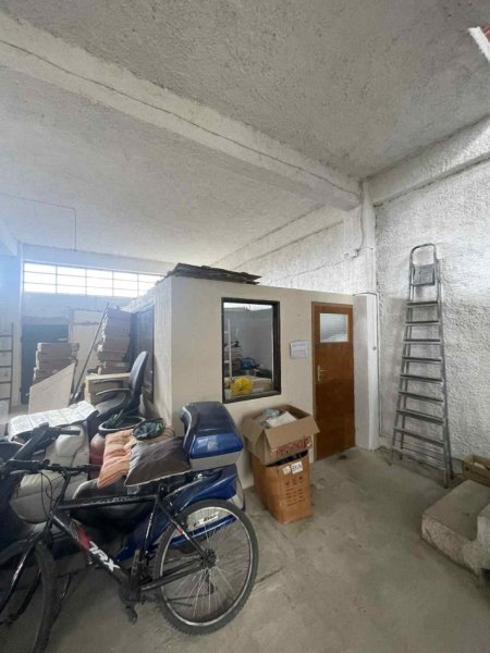 Korce, jepet me qera ambjent biznesi Kati 2, 2.000 m² 1.500 € (Rruga Korce - Dishnice)