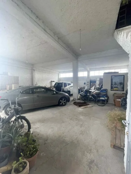 Korce, jepet me qera ambjent biznesi Kati 2, 2.000 m² 1.500 € (Rruga Korce - Dishnice)