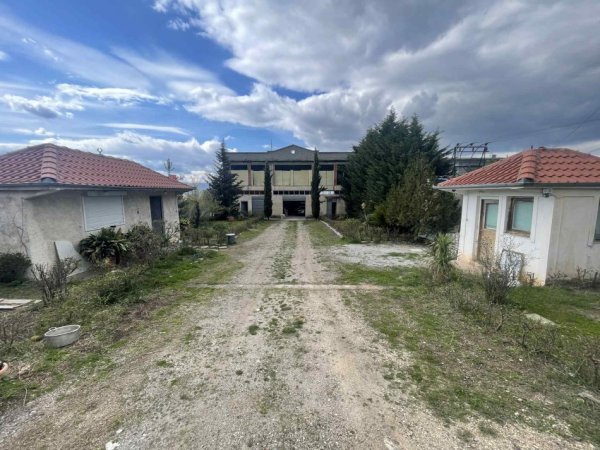 Korce, jepet me qera ambjent biznesi Kati 2, 2.000 m² 1.500 € (Rruga Korce - Dishnice)