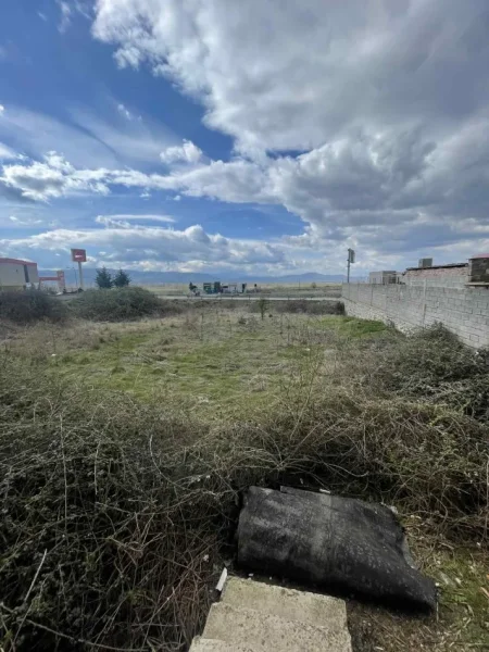 Korce, jepet me qera ambjent biznesi Kati 2, 2.000 m² 1.500 € (Rruga Korce - Dishnice)