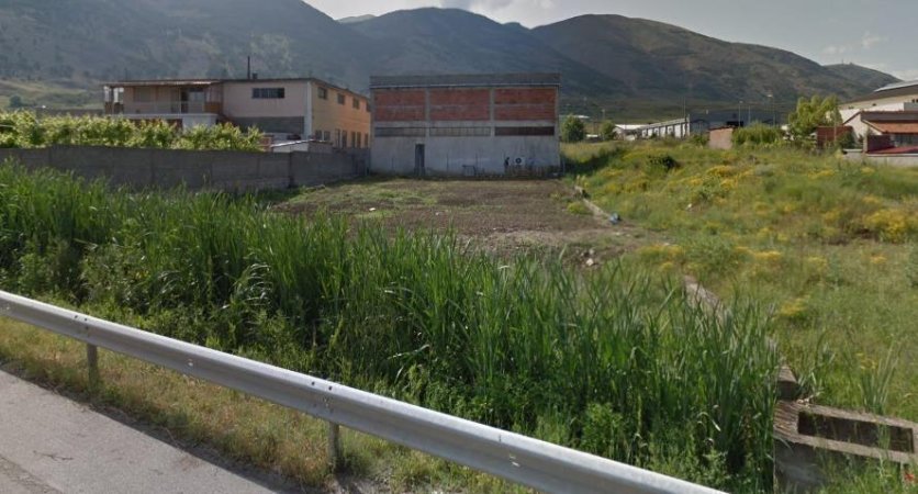 Korce, jepet me qera ambjent biznesi Kati 2, 2.000 m² 1.500 € (Rruga Korce - Dishnice)