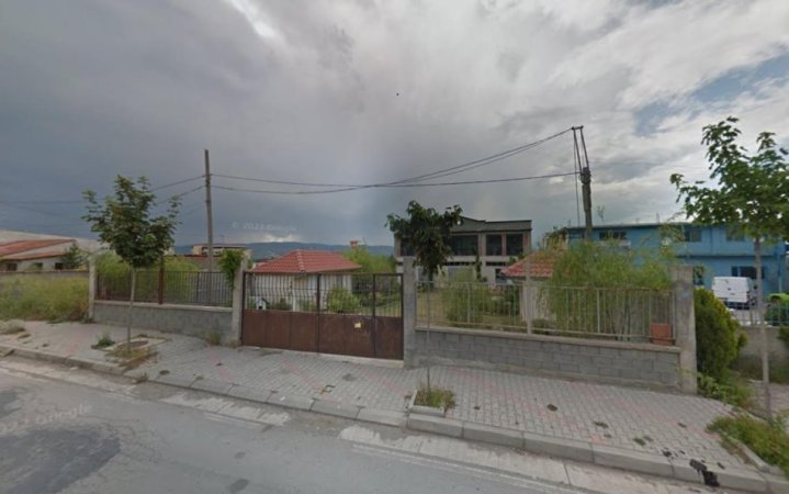 Korce, jepet me qera ambjent biznesi Kati 2, 2.000 m² 1.500 € (Rruga Korce - Dishnice)