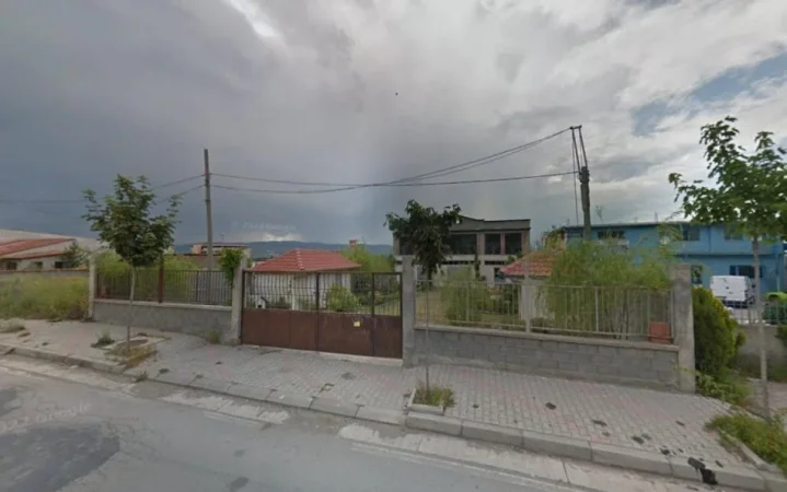 Korce, jepet me qera ambjent biznesi Kati 2, 2.000 m² 1.500 € (Rruga Korce - Dishnice)