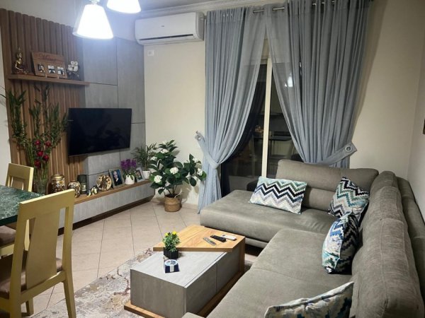 Tirane, jepet me qera apartament 2+1+Ballkon Kati 5, 86 m² 700 € 