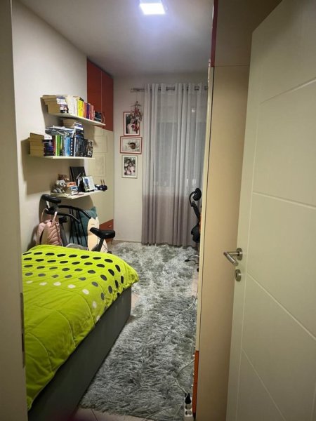 Tirane, jepet me qera apartament 2+1+Ballkon Kati 5, 86 m² 700 € 