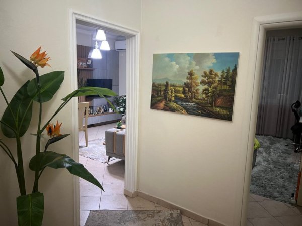 Tirane, jepet me qera apartament 2+1+Ballkon Kati 5, 86 m² 700 € 