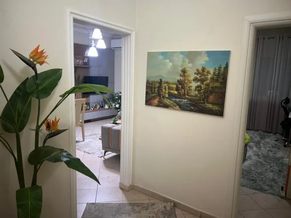 Tirane, jepet me qera apartament 2+1+Ballkon Kati 5, 86 m² 700 € 