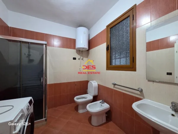 Vlore, shitet apartament 2+1+Ballkon Kati 0, 105 m² 240.000 € (Rruga Demokracia)