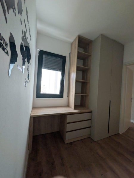 Tirane, jepet me qera apartament 2+1+Ballkon Kati 4, 80 m² 900 € (Komuna e parisit)