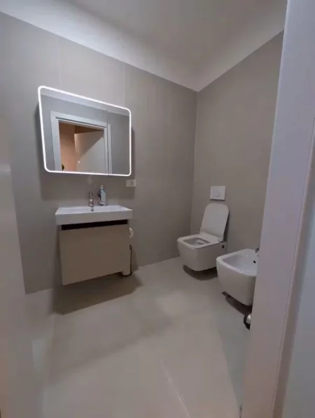 Tirane, jepet me qera apartament 2+1+Ballkon Kati 4, 80 m² 900 € (Komuna e parisit)