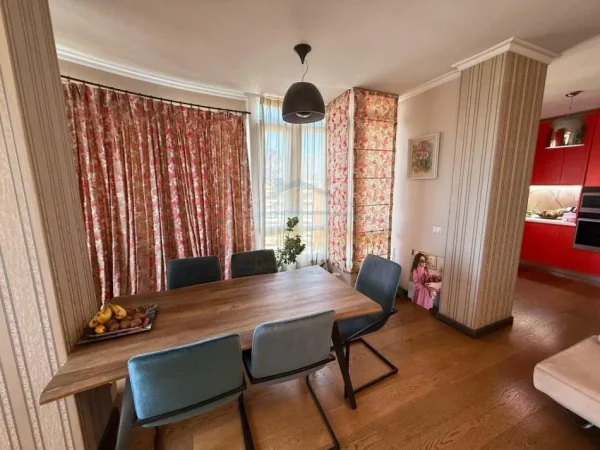 Tirane, shitet apartament duplex 4+1+Ballkon Kati 9, 268 m² 510.000 € (Pallati me Shigjeta)