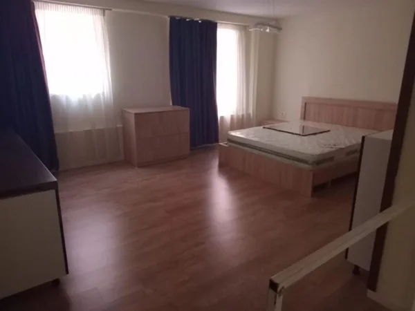 Tirane, jepet me qera apartament duplex Dublex Kati 1, 70 m² 400 € (Xhamia Selite)