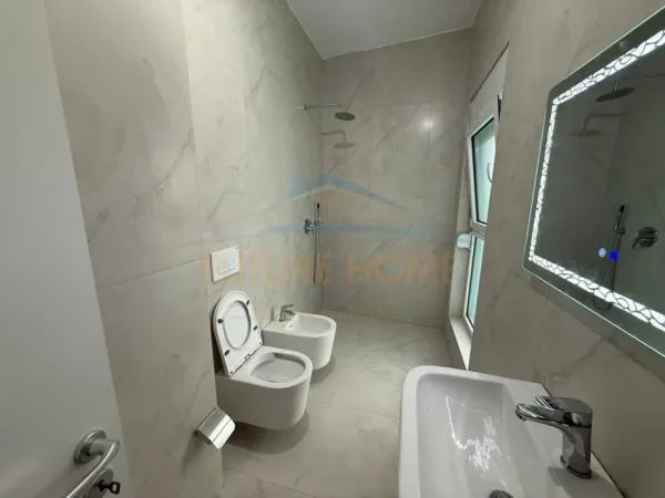 Tirane, jepet me qera apartament 2+1+Ballkon Kati 5, 80 m² 500 € (Ali Dem)