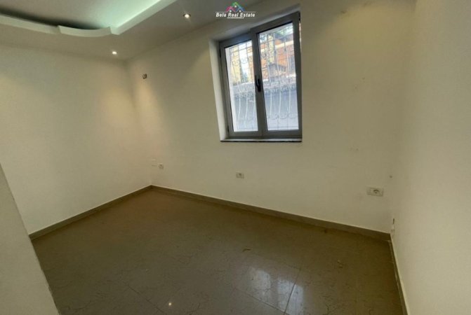 Tirane, jepet me qera zyre Kati 1, 100 m² 800 € (Mine Peza)