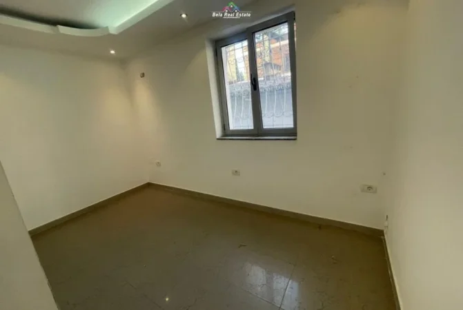 Tirane, jepet me qera zyre Kati 1, 100 m² 800 € (Mine Peza)
