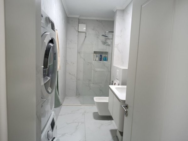 Tirane, shitet 1+1+Ballkon Kati 3, 164.000 €