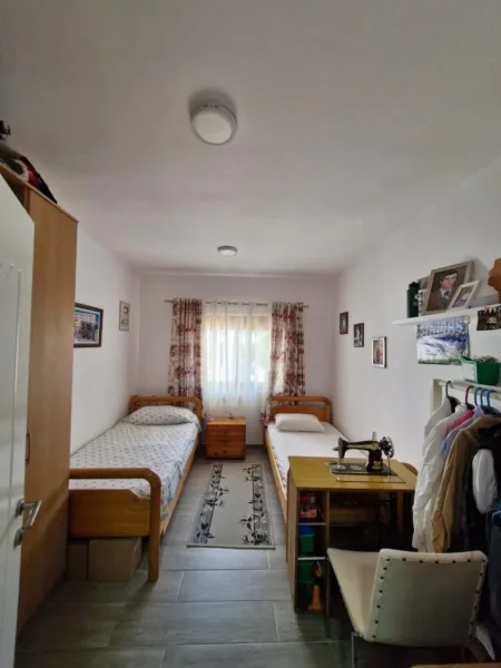 Gramsh, shitet nga Pronari, pa-komision shtepi 2+1 Kati 0, 86 m²