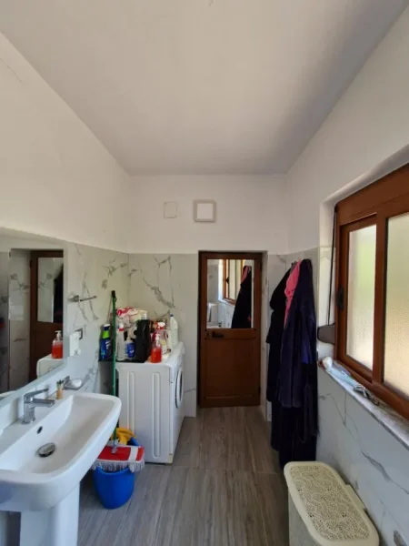 Gramsh, shitet nga Pronari, pa-komision shtepi 2+1 Kati 0, 86 m²