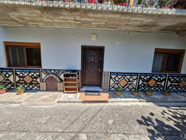 Gramsh, shitet nga Pronari, pa-komision shtepi 2+1 Kati 0, 86 m²