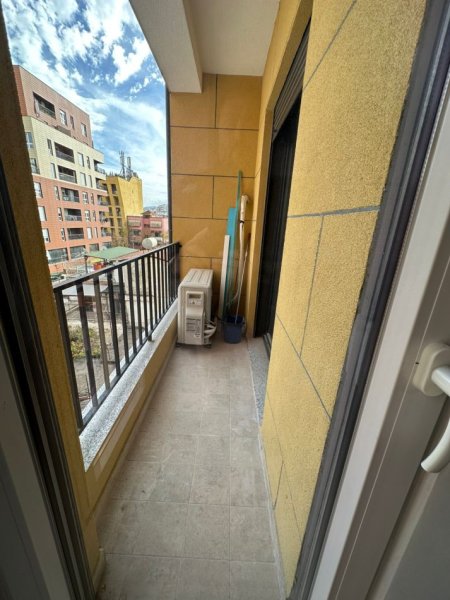 Tirane, jepet me qera apartament 1+1 Kati 3, 63 m² 600 € (Shkolla e Kuqe, Pazari i Ri)