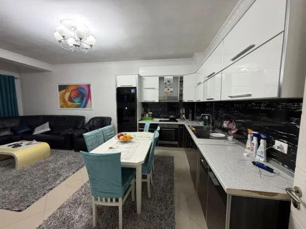 Tirane, shitet apartament 2+1+Ballkon Kati 2, 156 m² 130.000 € (Kamez Prane Postes 2+1+2 Per Shitje Okazion Me Hipoteke I Mobiluar )