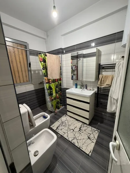 Tirane, shitet apartament 2+1+Ballkon Kati 2, 156 m² 130.000 € (Kamez Prane Postes 2+1+2 Per Shitje Okazion Me Hipoteke I Mobiluar )