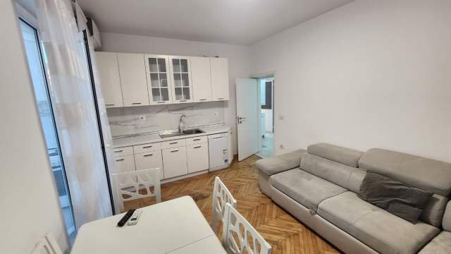 Tirane, jepet me qera apartament 1+1+BLK Kati 3, 55 m² 45.000 Leke (“Rruga e Barrikadave”)