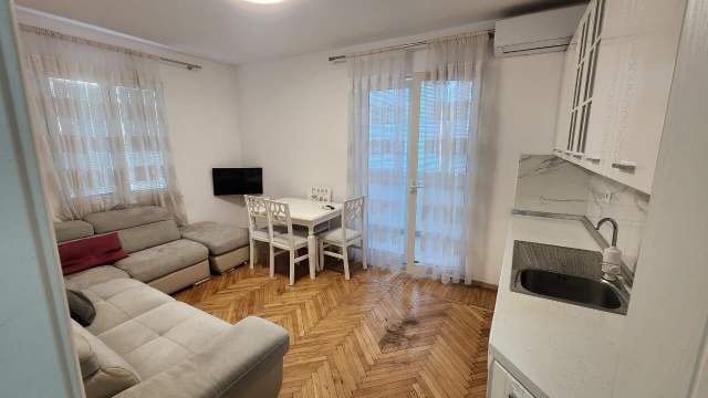 Tirane, jepet me qera apartament 1+1+BLK Kati 3, 70 m² 45.000 Leke (barrikada)