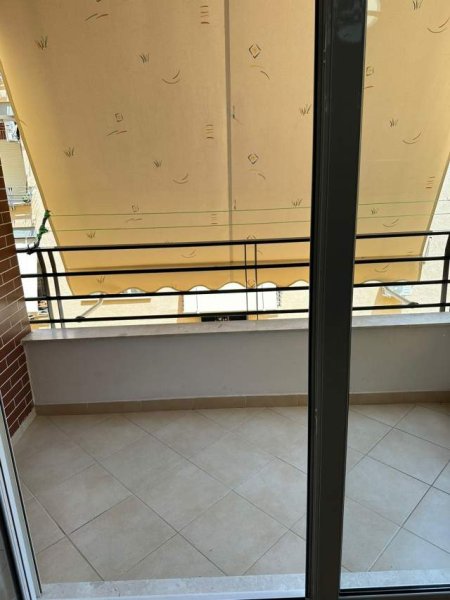 Tirane, jepet me qera apartament 2+1+BLK Kati 3, 110 m² 500 Euro (rruga Bill Klinton)