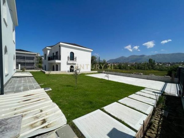 Tirane, shitet Vile 3+1+A+BLK Kati 2, 905 m² 500.000 Euro