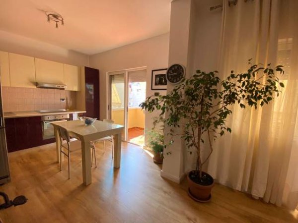 Tirane, jap me qera apartament 2+1+BLK Kati 4, 120 m² 750 Euro (rruga Pjeter Bogdani)