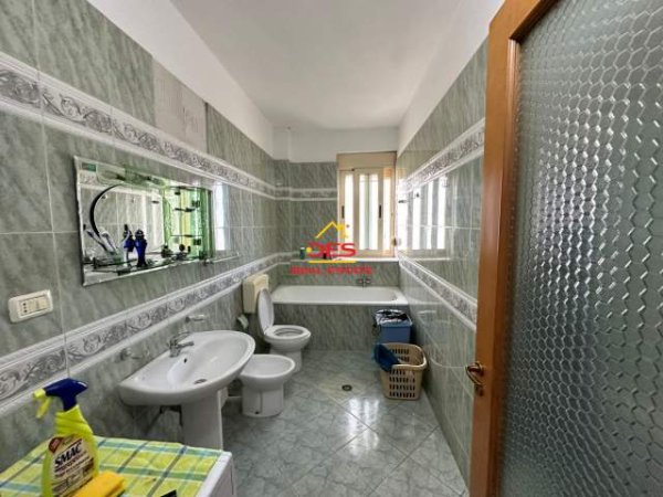 Vlore, jepet me qera apartament Kati 8, 120 m² 400 Euro (Sheshi Pavarësia,Vlore)