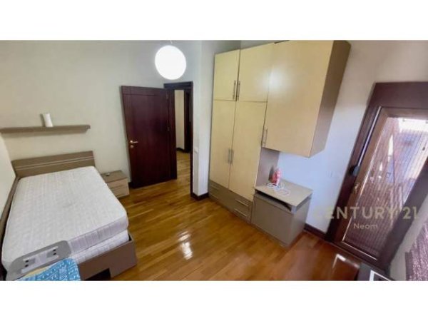 Tirane, jepet me qera apartament 3+1 Kati 3, 156 m² 900 Euro (Liqeni i Thate, Rruga Peti)