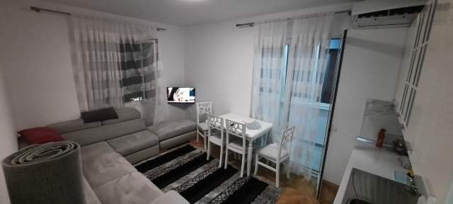 Tirane, jepet me qera apartament 1+1+BLK Kati 3, 50 m² 420 Euro (rruga e barrikadave)