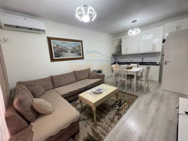 Tirane, shitet apartament Kati 8, 93 m² 115.000 Euro (Unaza e re, Prane Rrethrrotullimit)