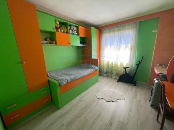 Tirane, shitet apartament Kati 8, 93 m² 115.000 Euro (Unaza e re, Prane Rrethrrotullimit)