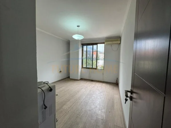 Tirane, shitet apartament 2+1+Ballkon Kati 7, 103 m² 258.000 € (21 Dhjetori)