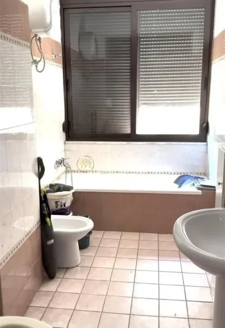 Tirane, jepet me qera ambjent biznesi Kati 2, 106 m² 800 € (Bulevardi Gjergj Fishta)