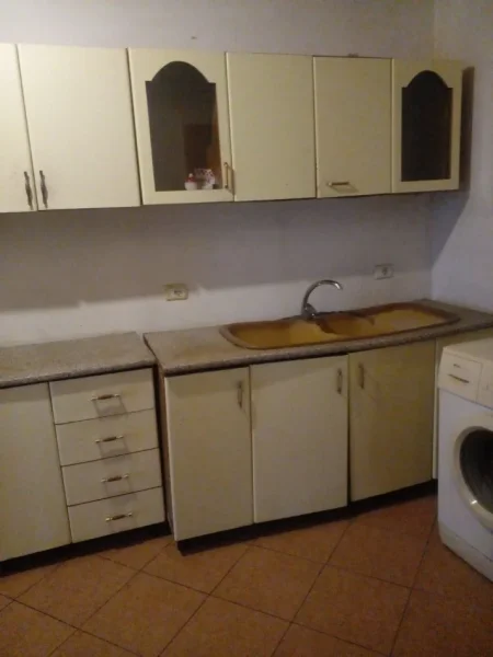 Tirane, jepet me qera apartament 2+1+Aneks+Ballkon Kati 4, 75 m² 300 € (Jordan Misja)