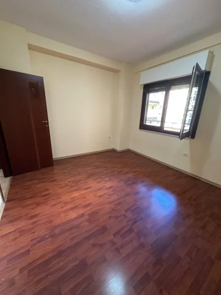 Tirane, jepet me qera ambjent biznesi Kati 4, 118 m² 700 € (komuna e parisit)