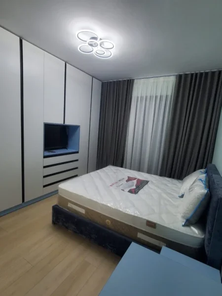 Tirane, jepet me qera apartament 2+1+Aneks+Ballkon Kati 3, 110 m² 1.200 € (Liqeni i thate plus post parkimi)