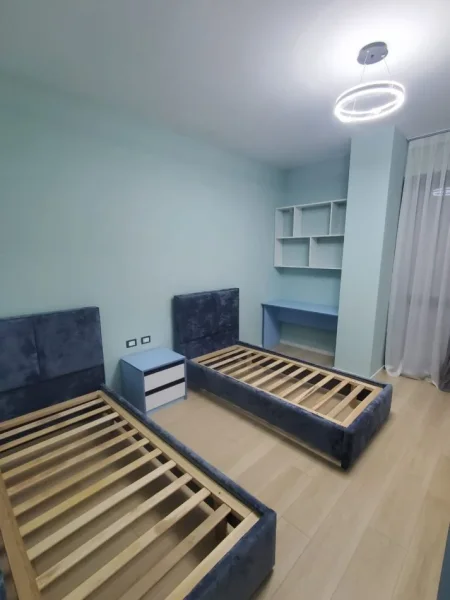 Tirane, jepet me qera apartament 2+1+Aneks+Ballkon Kati 3, 110 m² 1.200 € (Liqeni i thate plus post parkimi)