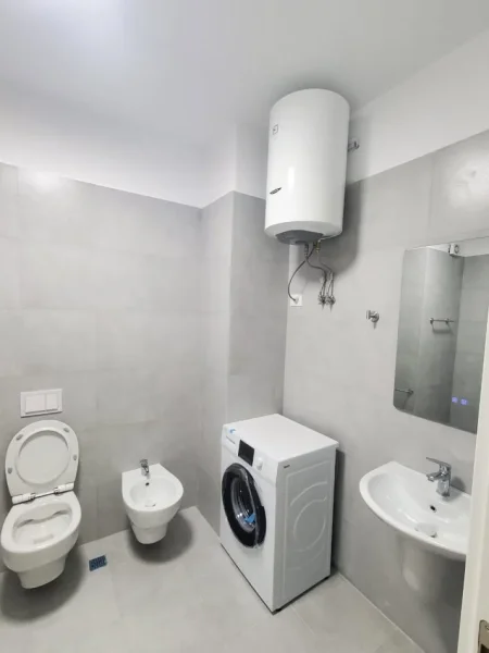 Tirane, jepet me qera apartament 2+1+Aneks+Ballkon Kati 3, 110 m² 1.200 € (Liqeni i thate plus post parkimi)