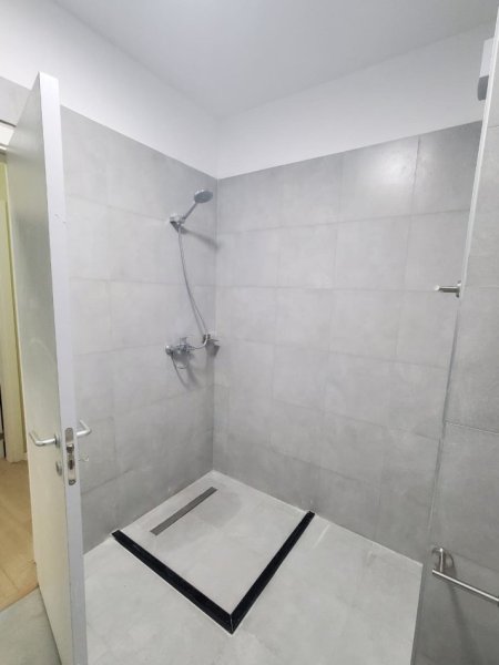 Tirane, jepet me qera apartament 2+1+Aneks+Ballkon Kati 3, 110 m² 1.200 € (Liqeni i thate plus post parkimi)