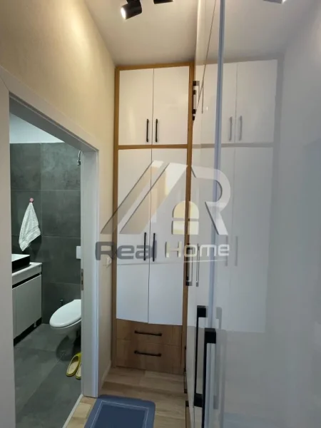 Tirane, jepet me qera 2+1 , 107 m² 700 € (Kompleksi Orjon)